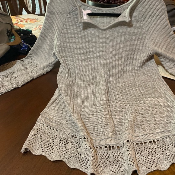 Sweater NWOT LIGHT GRAY WITH DETAILS AROUND ARMS AND BOTTOM - Picture 3 of 4
